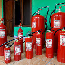 Alat pemadam api media foam yang terdiri dari air dan biang busa bersifat menekan oksigen yang merupakan unsur terbentuknya api dan menutup permukaan cairan yang terbakar. Jual Alat Pemadam Api
