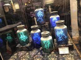 Photos Video Review New Haunted Mansion Interactive Host A Ghost Jars Summoned To Disneyland Walt Disney Haunted Mansion Haunted Mansion Decor Hatbox Ghost