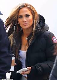 The star showed off her toned legs as she relaxed. Jennifer Lopez Keeps It Comfortable As She Dons Full Hair And Makeup For Hustlers Stripper Role Daily Mail Online