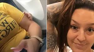 Tuntematon lapsi alkoi häiriköidä naista lentokoneessa