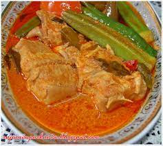 Panaskan minyak, tumis bumbu yang dihaluskan bersama bumbu yang diiris, lengkuas, serai, daun salam, daun masukan ikan pari panggang dan tempe, masak hingga kuah menyusust. Kitchen Mak Tok Sajian Dapur Bonda Kari Ikan Pari