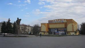 В парке находится могила олеко дундича, которая является одновременно и памятником. V Rivne Ne Budut Ustanavlivat Glavnuyu Elku