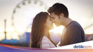 Keluar di mulut lebih mantap. Ciuman Bibir Romantis Atau Menjijikkan