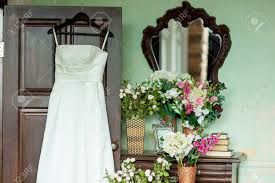 We did not find results for: Das Hochzeitskleid Auf Einem Bugel Hangt An Einer Tur In Der Nahe Einer Alten Kommode Und Blumen Lizenzfreie Fotos Bilder Und Stock Fotografie Image 46810926