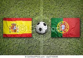 Die heutige flagge portugals wurde. Spanien Gegen Portugal Flaggen Auf Dem Fussballplatz Spanien Gegen Portugal Flaggen Auf Einem Grunen Fussballplatz Canstock