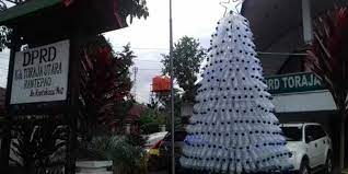 Botol fanta 1 l 3. Bahan Pembuat Pohon Natal Mulai Dari Botol Bekas Cabai Petai Hingga Batik Kompasiana Com