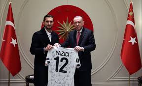Türkiye'ye genel olarak ailesini ziyarete gelen yusuf yazıcı 23 yaşında olduğu için henüz evlilik düşünmüyor. Cumhurbaskani Erdogan Lille In Yildizi Yusuf Yaziciyi Kabul Etti