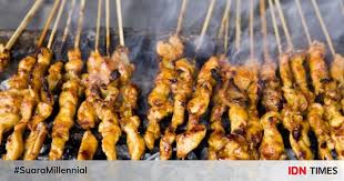 Minyak dah pijar, masuk bawang merah dan bawang putih. 10 Tips Memasak Sate Ayam Biar Dagingnya Empuk Dan Gak Amis