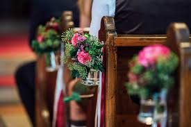 Hochzeit kirchenbank, spitzvasen für kirchenbankschmuck rosa weiß im chabby chic und landhausstil. Kirchendeko Fur Die Hochzeit Mehr Zu Blumenschuck Co In Der Kirche