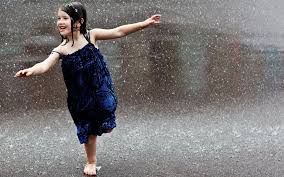 Resultado de imagem para crianças brincando na chuva