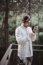 Masih bingung memilih baju pengantin yang akan dikenakan seperti apa dan menggunakan prosesi adat seperti apa? Pernikahan Outdoor Ody Adi Di Bandung Dengan Sentuhan Adat Sunda Pose Pengantin Pria Pakaian Pernikahan Pria Pose Pasangan Pengantin