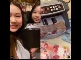 Sisca kohl merupakan tiktoker berusia 24 tahun yang kerap mengunggah konten review. Biodata Sisca Kohl Disebut Crazy Rich Tiktok Karena Buka Celengan Masa Kecil Dengan Nilai Ratusan Juta Rupiah Pikiran Rakyat Bekasi