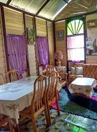 Kali ini ruang tamu kedatangan tamu dari komunitas pecinta reptil nih. Pemandangan Ruang Tamu Rumah Kampung Saya Orang Johor Facebook