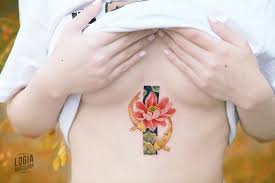 Los tatuajes son una de las mejores maneras de que un mensaje o lección importante se quede contigo para toda la. Tatuajes Debajo Del Pecho Logia Tattoo Barcelona