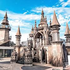 Desa kwatisore yang selalu diguyur hujan saat sore. 5 Kafe Tematik Di Bandung Berbentuk Kastil Megah Hingga Tema Komik