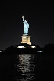 Statue Of Liberty At Night Estatua De La Libertad De Noche Statue Of Liberty Monument Statue