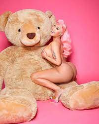 Nicki Minaj flashes bare butt in fully nude birthday photos (photos)