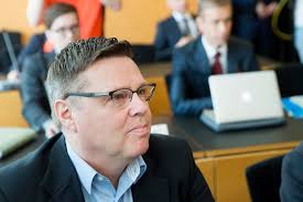 Malmin nainen Aarnio-istunnossa: Naamioitumiseni Hollannin matkalla oli  vitsi ja varmistelua