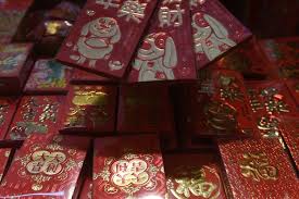 Pemberian angpau saat tahun baru cina bermakna keberuntungan bagi umat manusia. Filosofi Angpao Amplop Merah Berisi Uang Saat Imlek