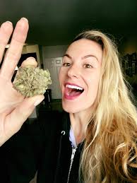 HAPPY WEEDSDAY! Ask me ANY questions to answered