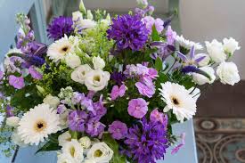 Roses are a very common type of flower and have become ideal for bouquets. Bouquets Archieven Cloverhome