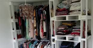 A paris, une troupe joue depuis un appartement pour les passants. Deco Fait Main Dressing En Palette