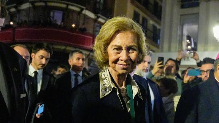 La reina Sofía asiste a la Madrugá de Sevilla: de la levantá de la Macarena  a su encuentro con los Alba | Vanity Fair
