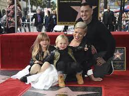 Carey hart shares willow sage, 8, and son jameson moon, 2½, with pink. Nach Corona Jahr Pink Spendiert Kleinem Sohn Superhelden Geburtstag Startseite Idowa