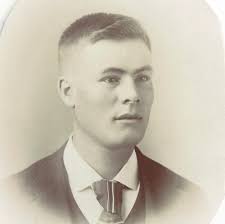 Happy Independence Day 🇺🇸 It took me 12 years to become a US citizen  although my father was born in Minnesota and my grandfather in Illinois.  This didn't count as I was