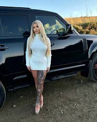 Morgan Holly Moore ist eine gut gebaute Blondine mit Erfahrung!