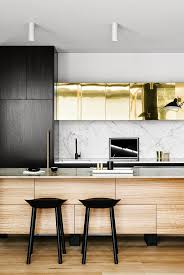 Dans cette cuisine signée veneta cucine, c'est un mobilier en bois marron foncé qui a été choisi, réhaussées de poignées linéaires en inox. Tendance Du Dore Dans La Cuisine Frenchy Fancy