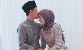 Pelakon baru redza rosli dikatakan sedang menjalinkan hubungan istimewa bersama pelakon izreen azminda. Suami Izreen Azminda Ceraikan Isteri Pertama