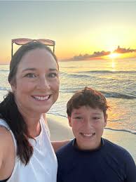 What are some cheap and safe hotel recommendations in Atlanta for a night  to visit the aquarium?