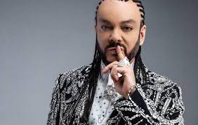Имеет звание народного артиста россии, украины и молдавии. Kak Kloun A Uzhe Ne Molodoj Filipp Kirkorov Primeryal Raznocvetnyj Obraz Poziruya V Plotno Obtyagivayushih Shtanah