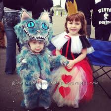 El disfraz de alicia es uno de los más sencillos de los disfraces de la famosa película de disney. Coolest Tim Burton S Alice In Wonderland Kids Group Costumes Disfraces Disfraz