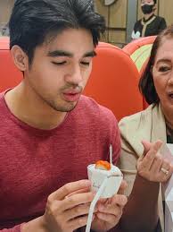 happy i got to spend my bday with my sugar momma 🥰 context for the vid  haha, so inabot na yung cupcake and sinindi na yung candle, but no one was  singing