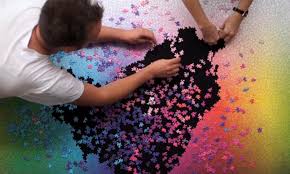 Clears his living room of furniture and turns it into a dedicated jigsaw puzzle space.the object of his diligent attention: Time Lapse Video Shows 5 000 Piece Jigsaw Being Completed Daily Mail Online