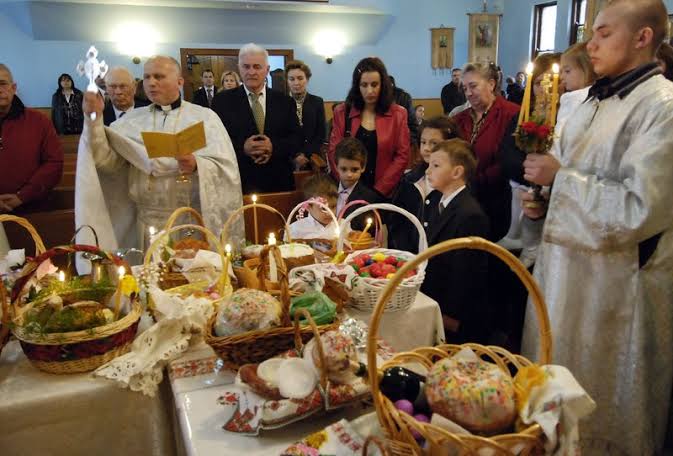 Mga resulta ng larawan para sa Easter baskets blessed by Priests in Ukraine"