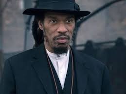 Estrela de "Peaky Blinders" morre dois meses após ser diagnosticado com  tumor no cérebro