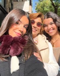 Madrid junto a ellas, sabe distinto❤️ Hay mayor placer que salir de compras  con tu hermana y tu madre? Lo dudo. Hoy he visto Madrid con otros ojos,  supongo que una no