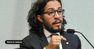 Trecho mostra eduardo bolsonaro cuspindo em jean wyllys. Deputado Que Cuspiu Em Bolsonaro Deixa O Brasil Quero Manter Me Vivo
