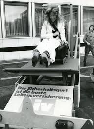 Zudem war die angst groß, im falle eines unfalls sich selbst nicht mehr aus dem auto befreien zu können. Einfuhrung Der Gurtpflicht Der Spiegel