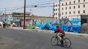 Skid row contains one of the largest stable populations (about 2,783) of homeless people in the united states and has been known for its condensed homeless population since the 1930s. Couple Throws Birthday Parties For Homeless Kids In Skid Row King5 Com