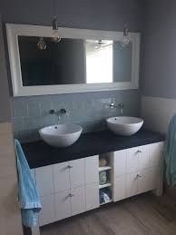 modern landelijk badkamer meubel met verticale v groeven natuursteen wastafelblad en keramische opbouw waskommen badkamer landelijke badkamer budget badkamer