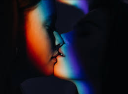 O que é o beijo do arco-íris e porque é perigoso? - Women's Health