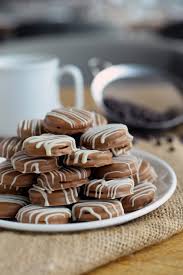 250gm buttercup 3/4 cwn gula aising 3sdb serbuk koko (sy guna van houtthern) 2 cwn tpung gandum 2 cwn nestum. Kalau Tak Cukup Duit Raya Boleh Cuba Buat Biskut Koko Bersyiling Ni Pula Nona