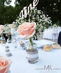 Rose Irisee Au Pays De La Fleur D Oranger Centre De Table Boheme Chic Mini Vase Avec Rose Et Gypsophile Toile De Jute Et Dentell Table Mariage Boheme Chic Centre De Table Mariage Table Mariage Boheme