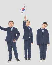 The quintet takes a trip to the beach to go parasailing. Potret Terbaru Song Triplets Alumni The Return Of Superman Popmama Com