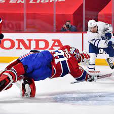 Jake gardiner scores a goal to tie with minutes remaining in the game against the winnipeg jets, then kasperi kapanen buries another to take the lead seconds later for the toronto maple. 6fsakrncoa Zem