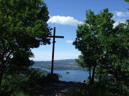 Stop by and enjoy boating, paddle boarding, hiking, fishing, or just relaxing on shore. Aktivitaten Monte Barro Camping Punta Crabbia